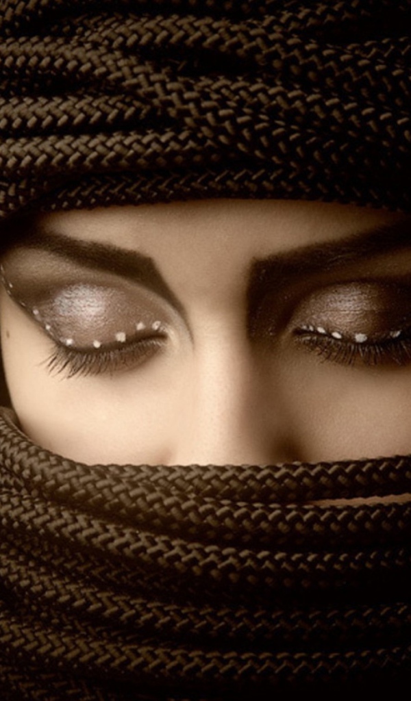 Паранджа на девушке из черных веревок