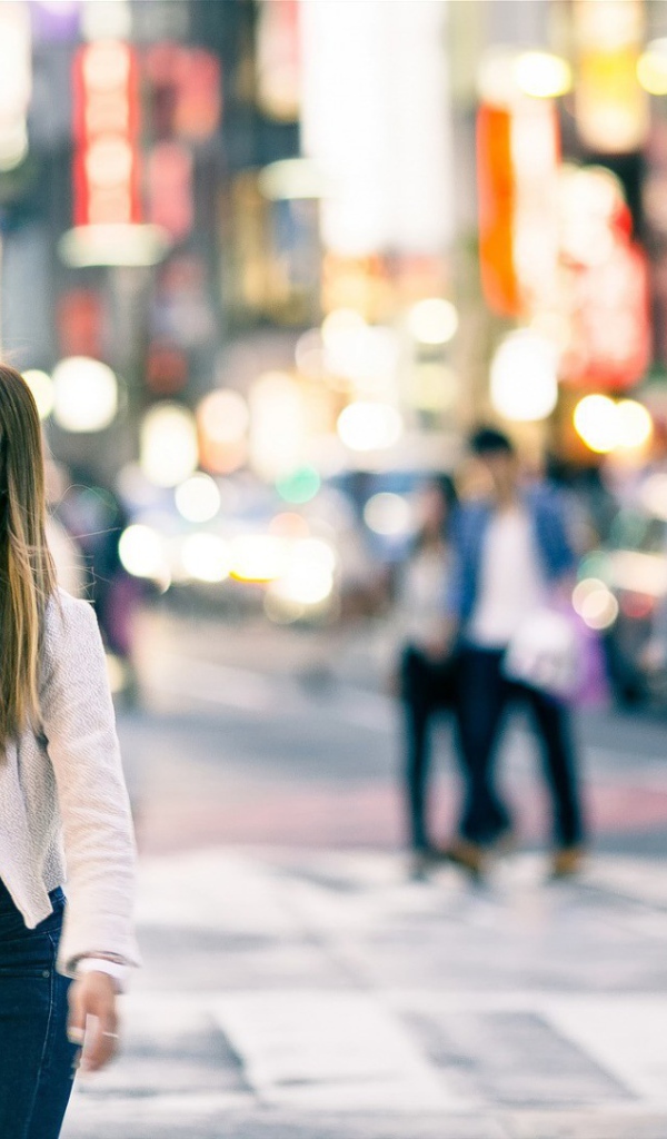 Вьетнамская девушка идет по городу