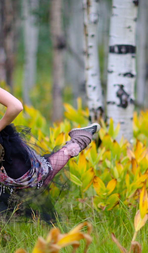 Скрипачка в березовой роще