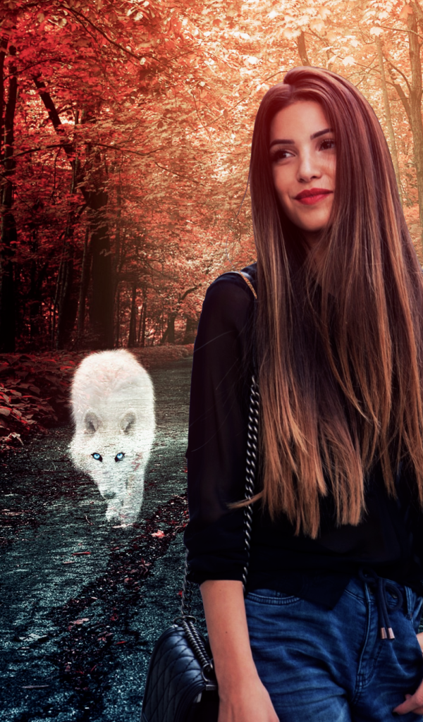 Белый волк позади девушки