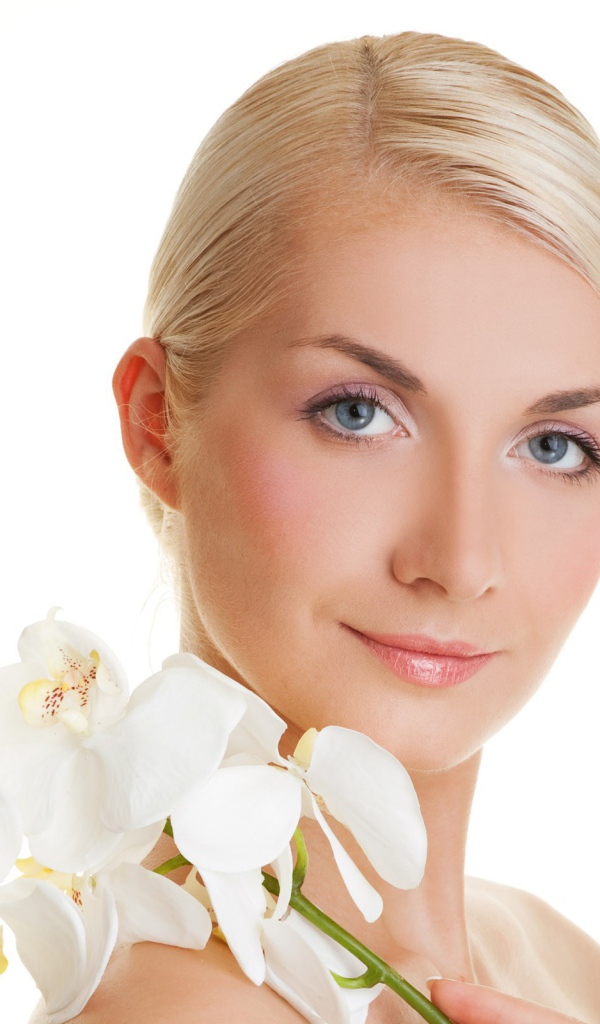 Белые цветы на плече у девушки