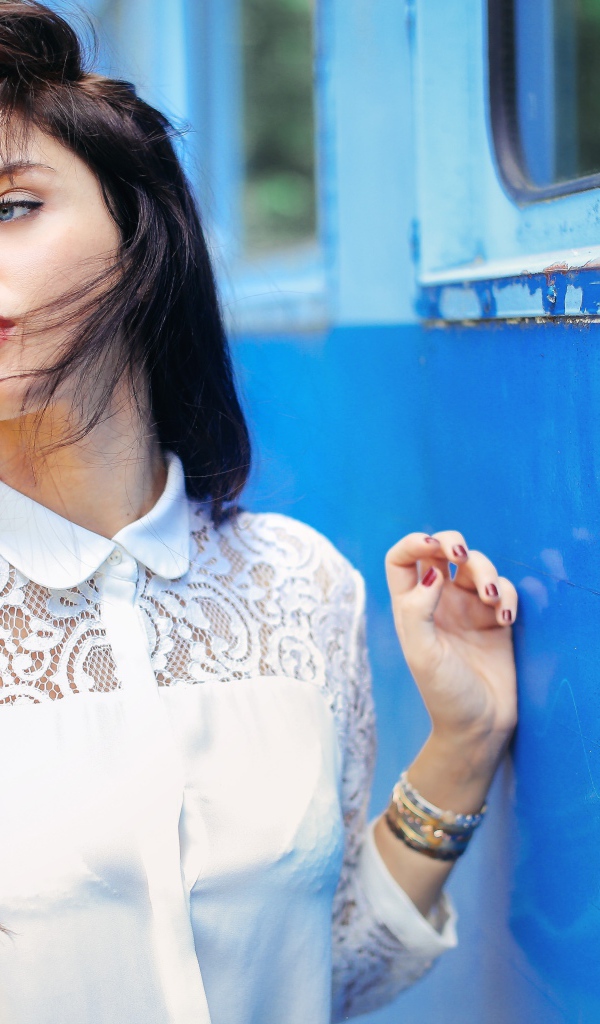 Ветер в волосах у девушки Aurela Skandaj