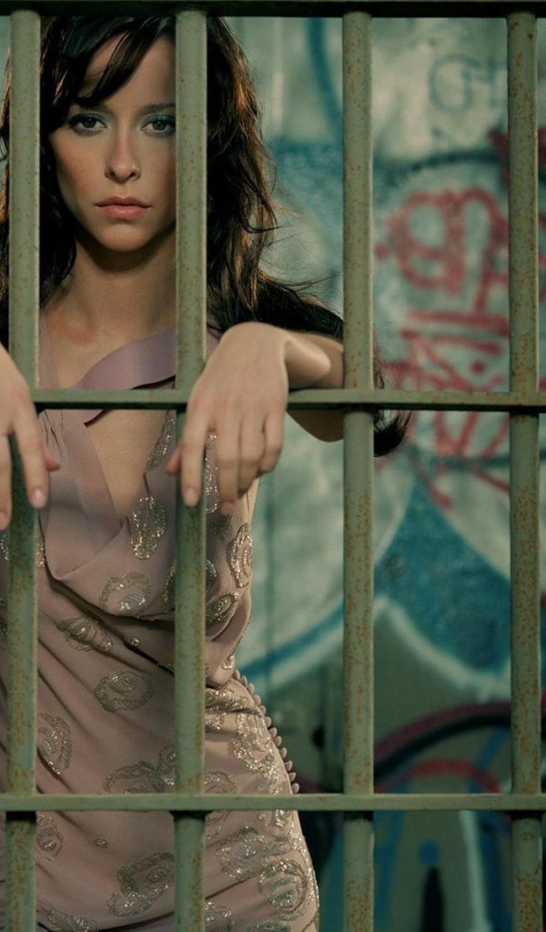 Девушка за решеткой в тюрьме