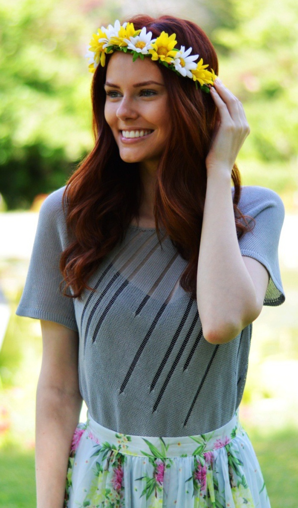 Венок из цветов на голове девушки