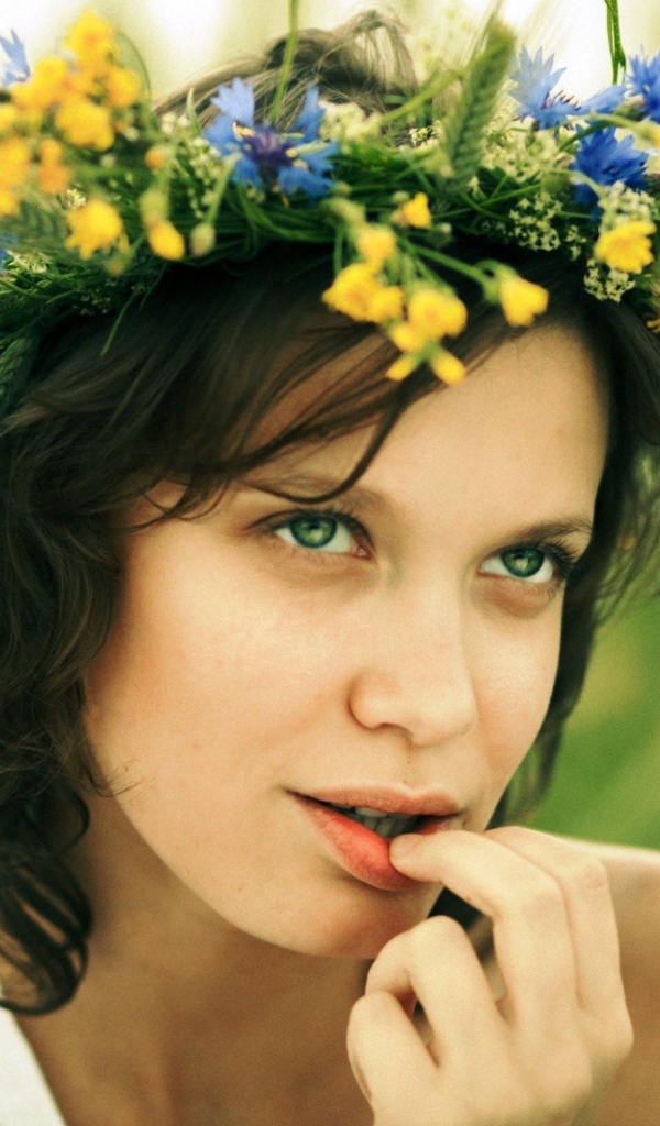 Венок из цветов на голове у девушки