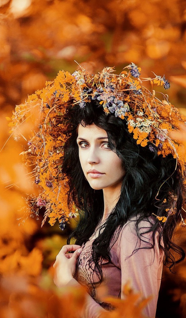 Девушка брюнетка как воплощение осени