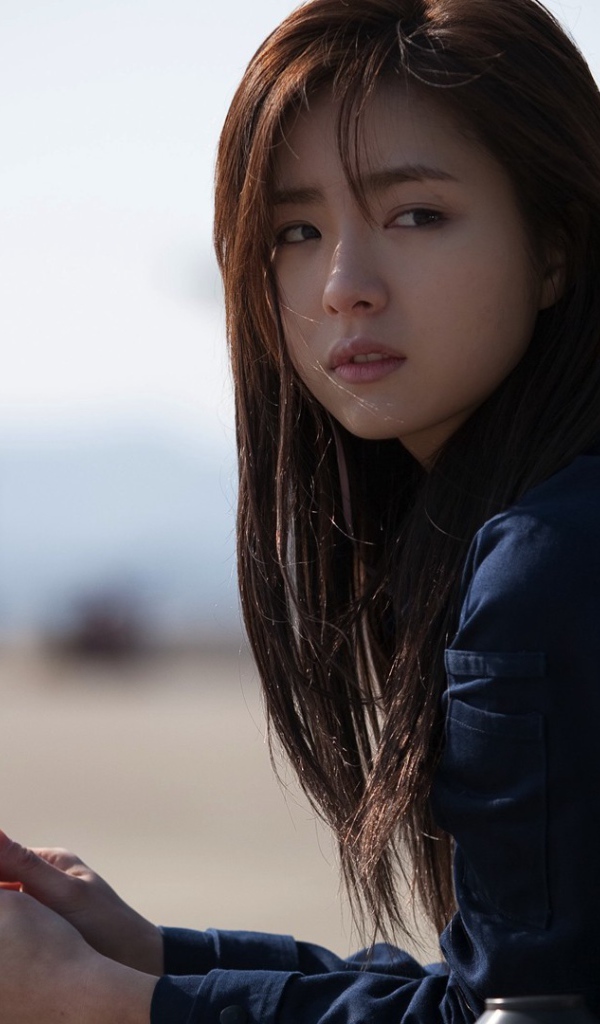 Японская девушка с бумагой в руке