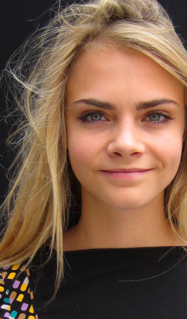 Милая девушка Кара Делевинь