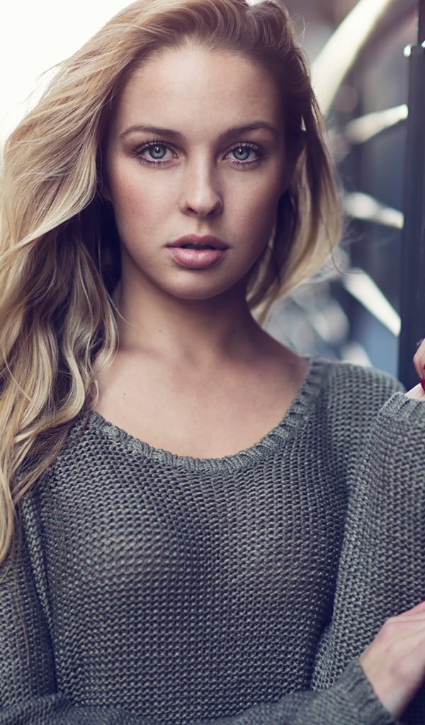 Портрет русой девушки у перил