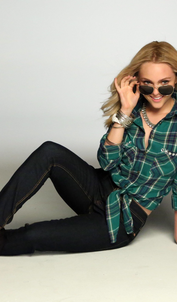 Девушка Анна София Робб позирует фотографу