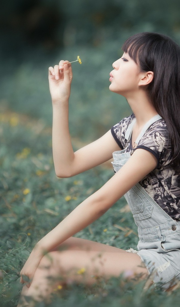 Азиатская модель с желтым цветком