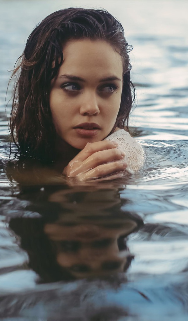 Девушка Aurela Skandaj в воде