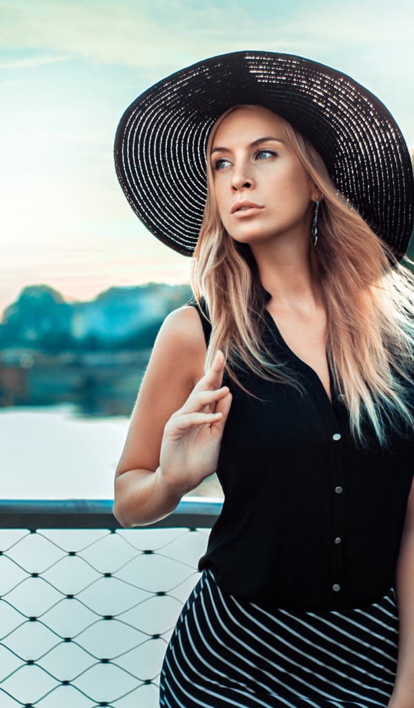 Черная кружевная шляпа на голове у девушки