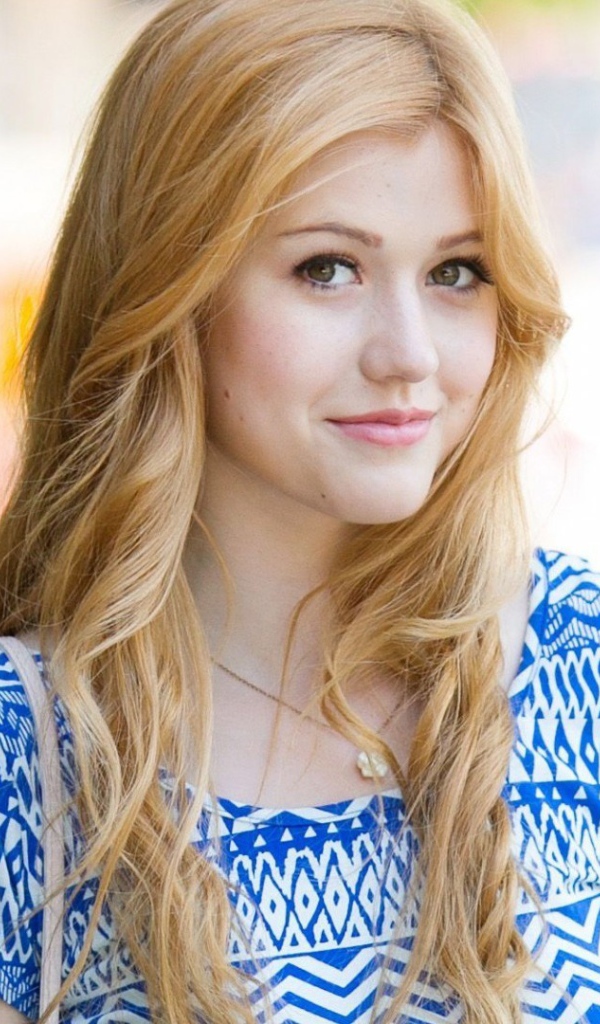 Светловолосая модель Кэтрин Макнамара