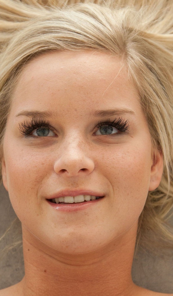 Блондинка модель Мэри Квин