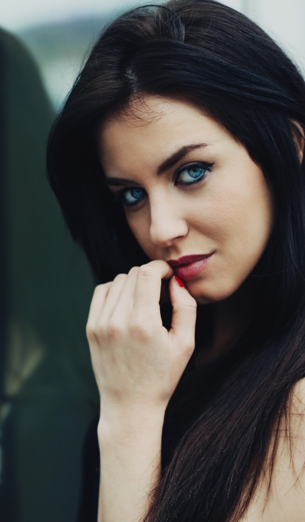 Голубоглазая брюнетка Aurela Skandaj