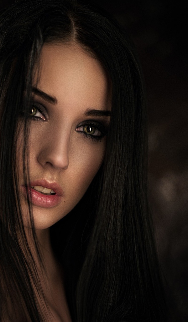 Модель брюнетка Алла Бергер