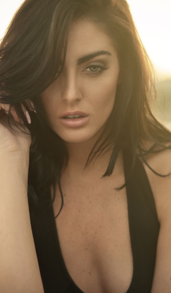 Модель брюнетка Таниша Стивенс