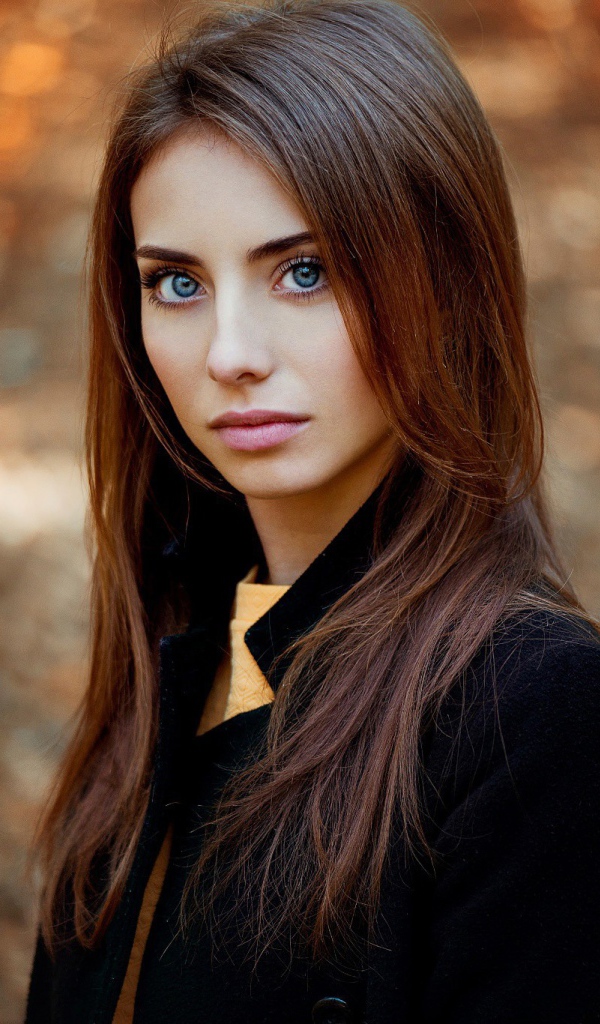 Брюнетка на размытом фоне, фото Анна Неврева