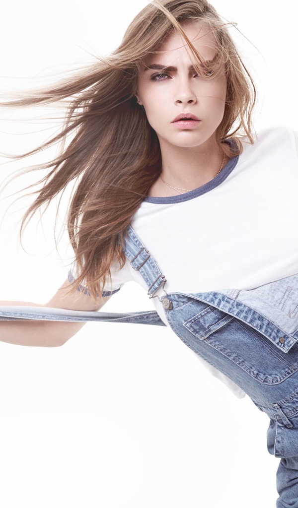 Кара Делевинь в джинсовом костюме