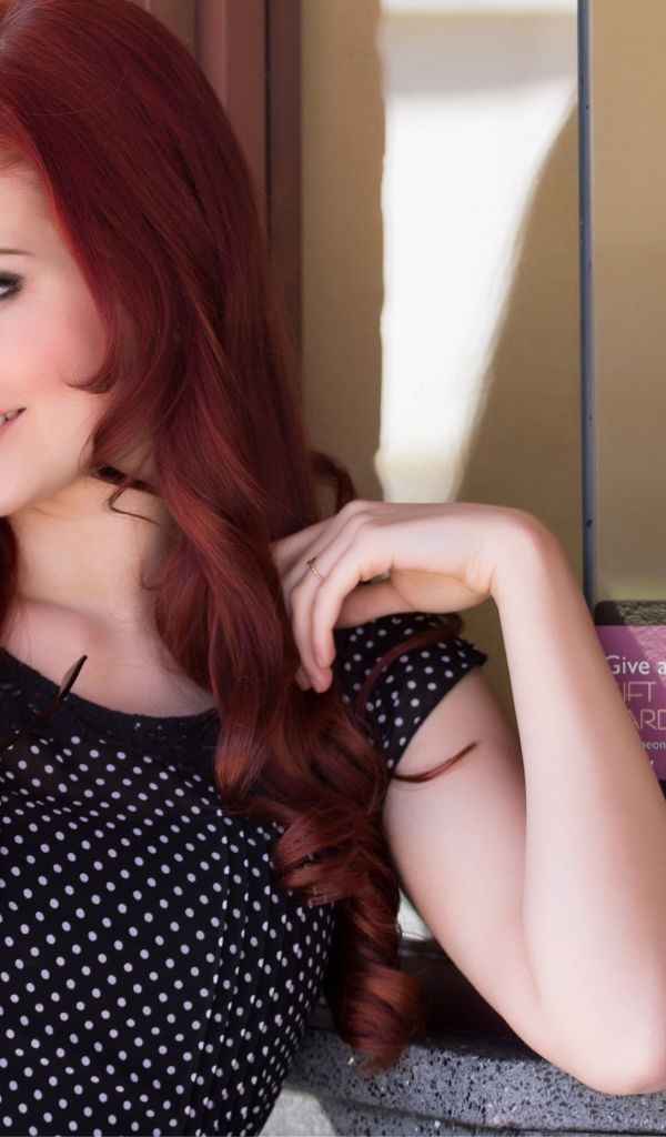 Модель Каролина Кейт держит в руках очки