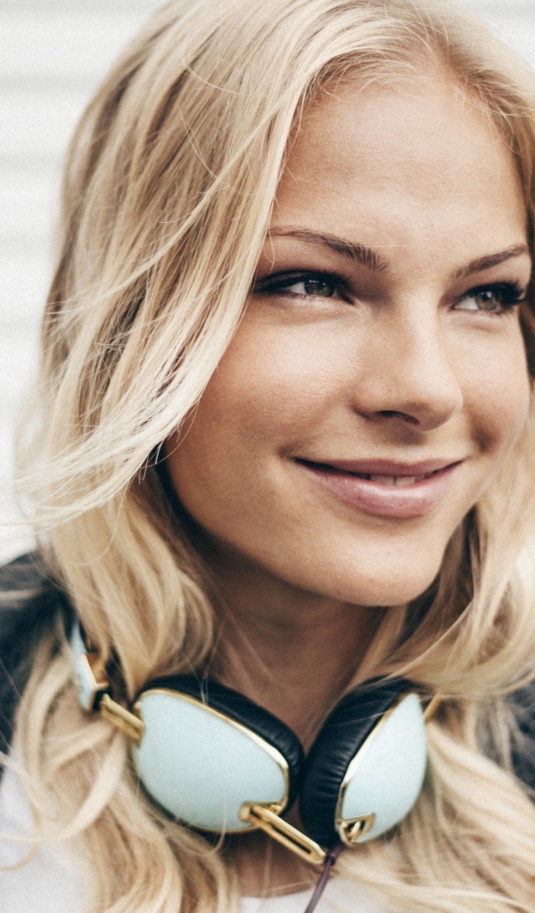 Дарья Клишина с наушниками на шее