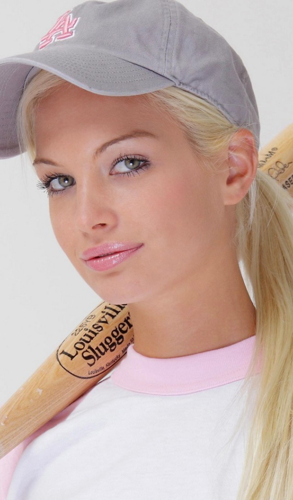 Девушка Franziska Facella с битой на плече