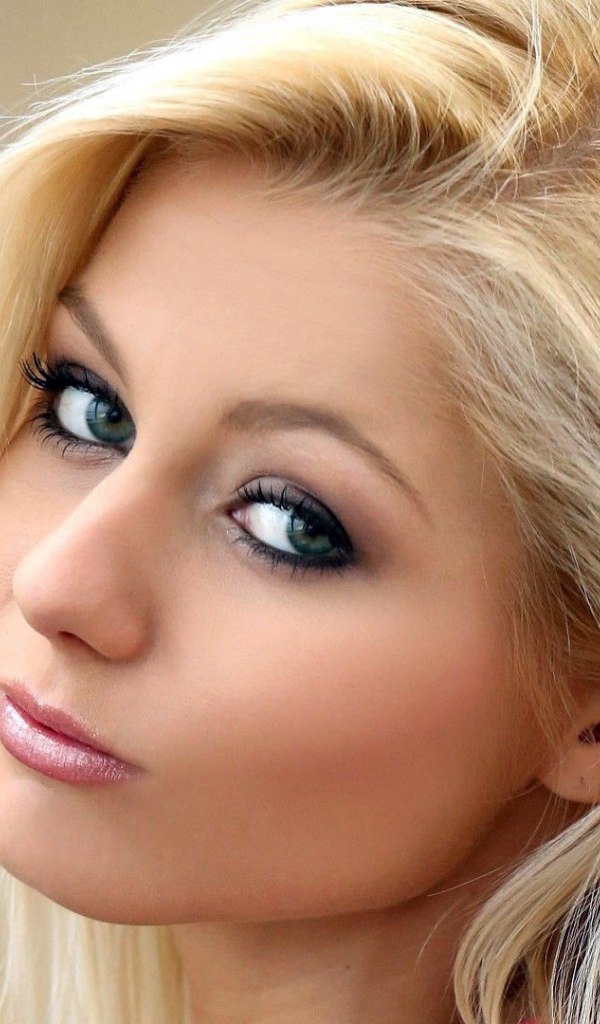 Девушка блондинка Annely Gerritsen