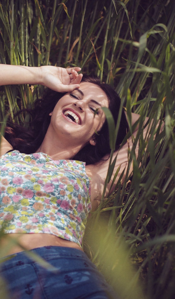 Девушка лежит в траве, Aurela Skandaj