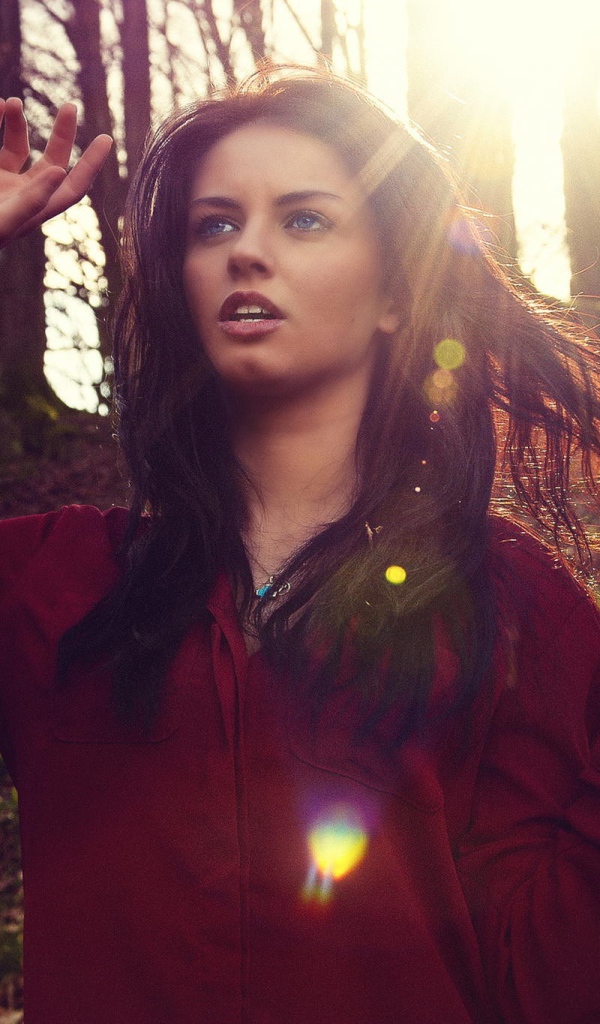 Девушка гуляет по парку, Aurela Skandaj