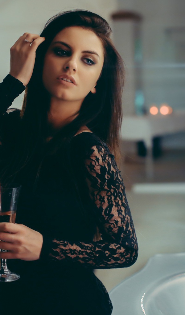 Девушка с бокалом, Aurela Skandaj