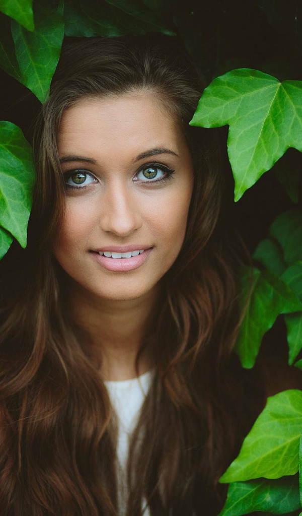 Зеленоглазая девушка модель среди листьев