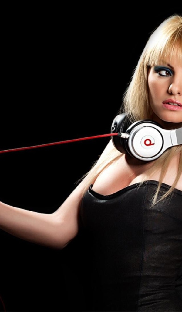 Наушники на шее Александры Стан