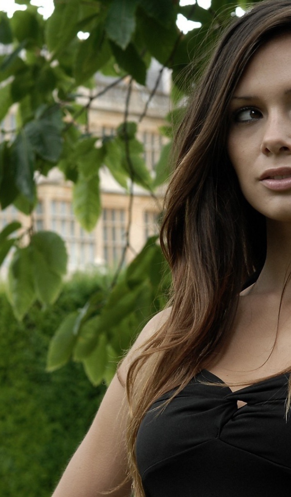 Длинноволосая модель Louisa Marie