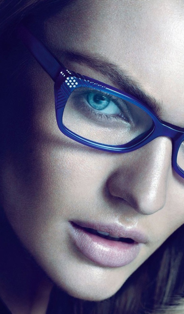 Модель Кэндис Свейнпол в очках