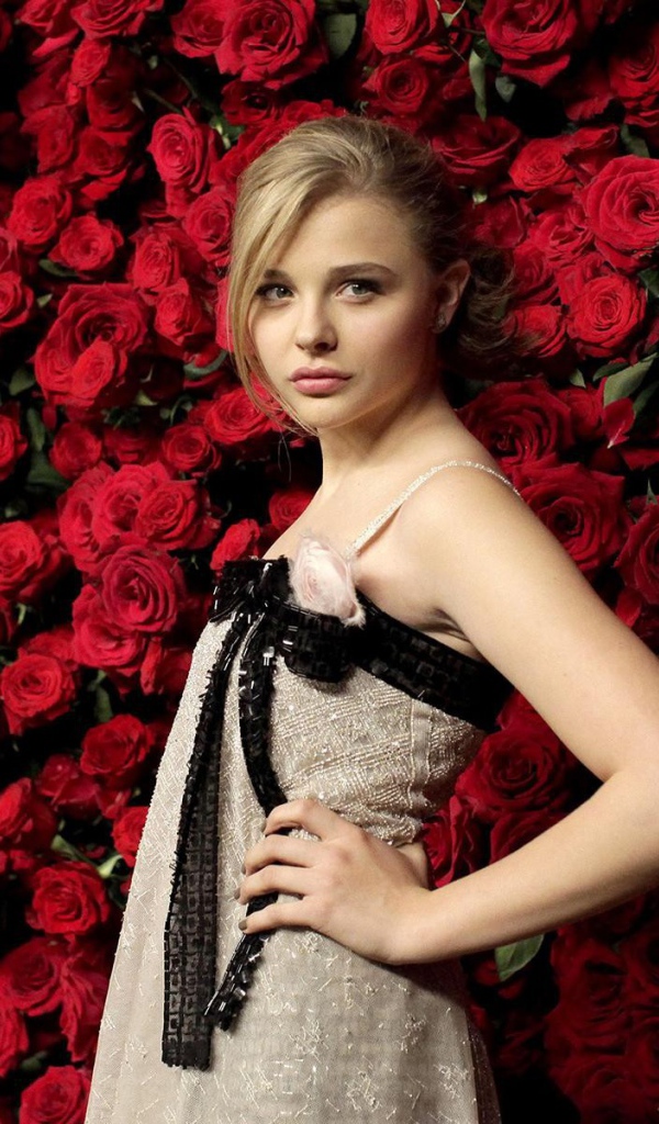 Модель Хлоя Грэйс у стены из роз