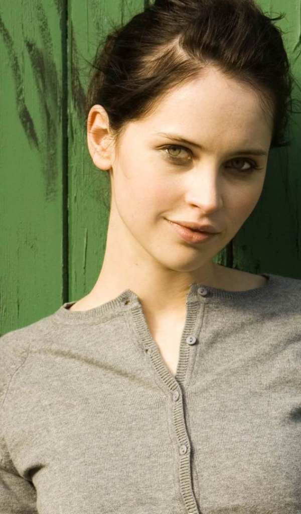 Модель Фелисити Джонс у зеленого забора