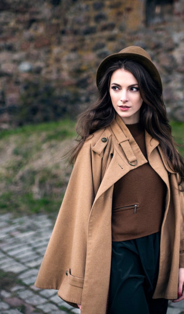 Модель Карина Сунцева  в шляпе и накидке