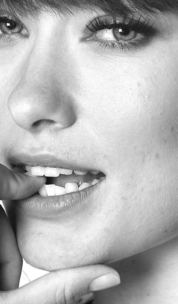 Модель Оливия Уайдли прикусила палец