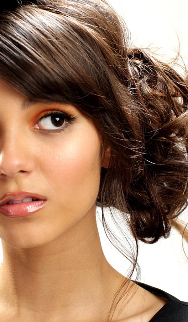 Модель Виктория Джастис с черным бантом в волосах