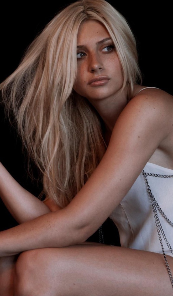 Модель и актриса Эли Мичалка