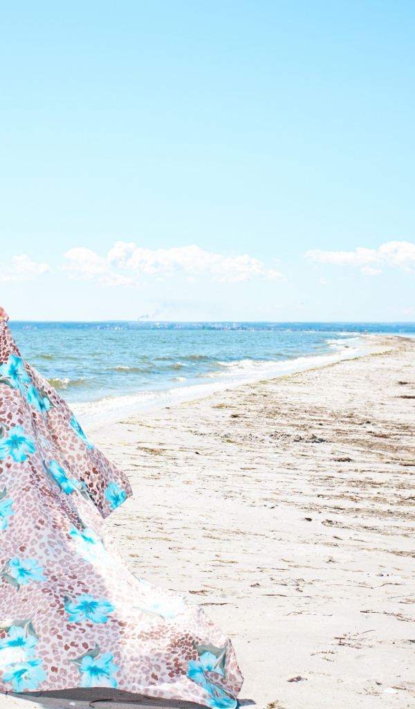 Модель позирует на берегу моря