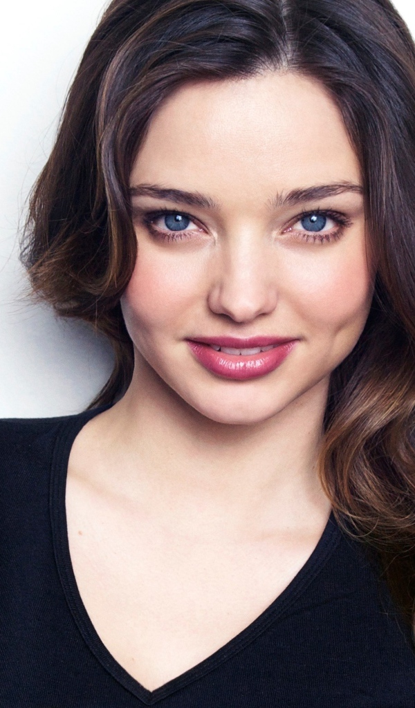 Модель с длинными волосами Миранда Керр