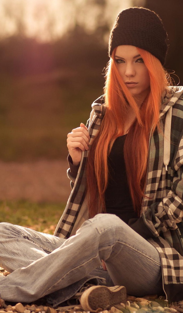 Рыжая девушка в шапке, фото Zara Axeronias