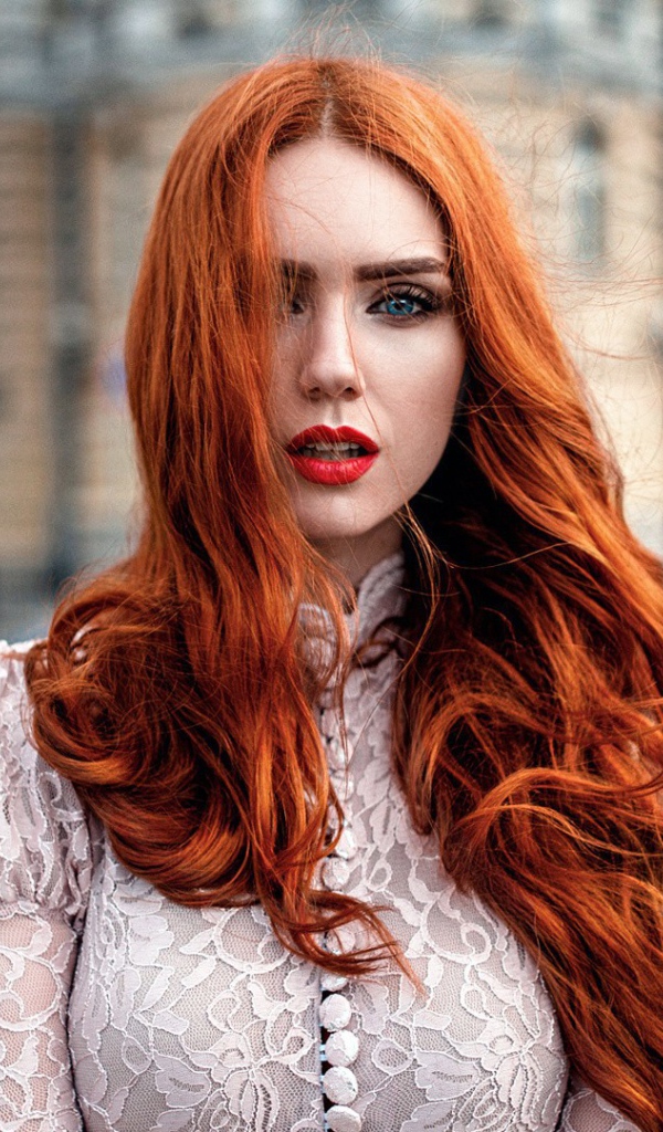 Рыжая девушка на улице, фотограф Георгий Чернядьев