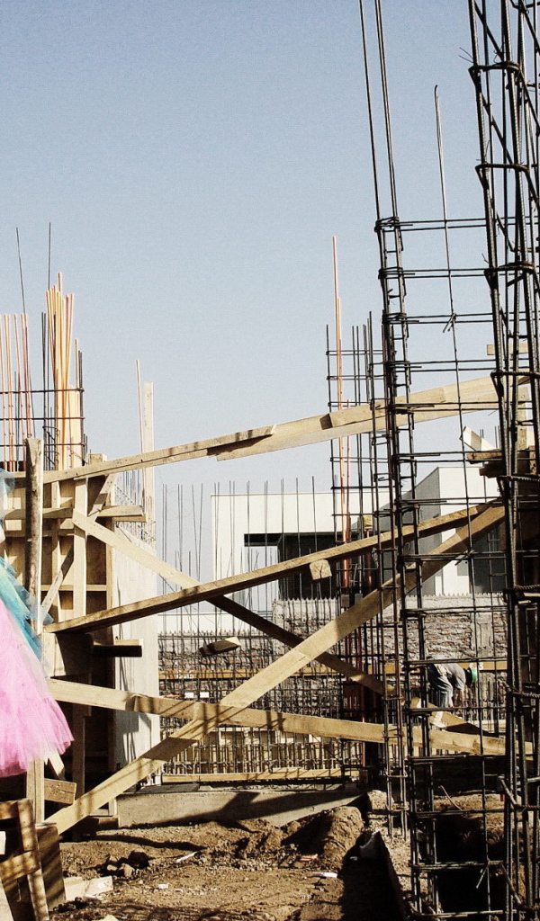 Девушка на стройке дома