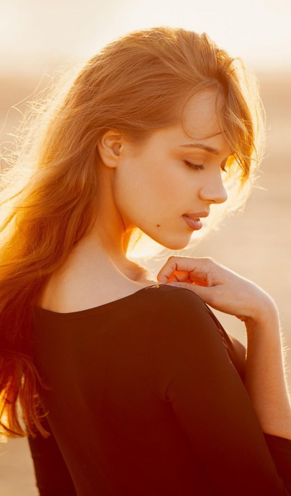 Солнце освещает волосы девушки, фото Анна Неврева