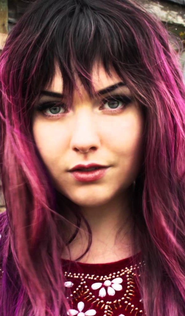 Модель Veela с красными волосами