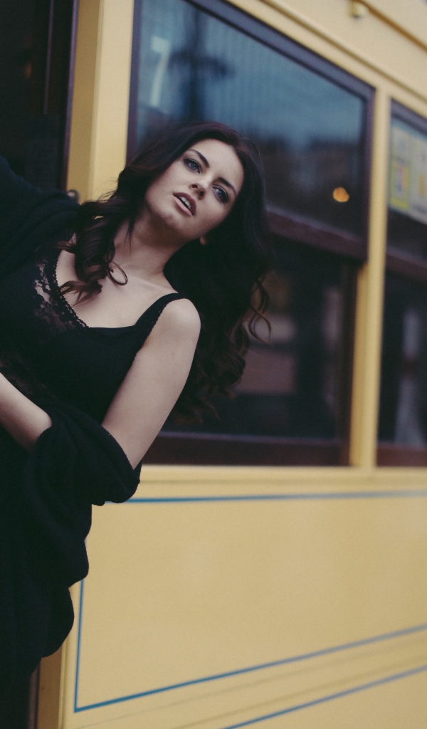 Женщина в трамвае, Aurela Skandaj