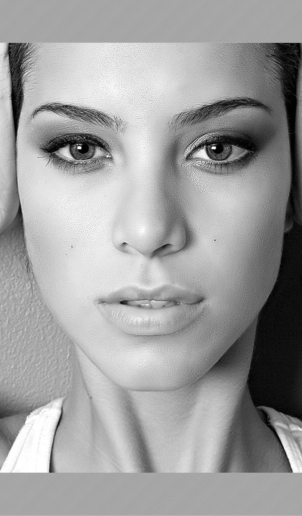 Девушка держит голову